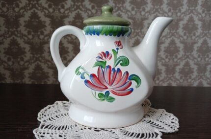 Керамічний чайник і чашка ручної роботи