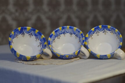 Три керамічні чашки ручної роботи